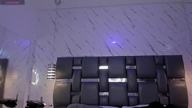 PittAndLunaa online show from April 21, 2026, 12:33 pm