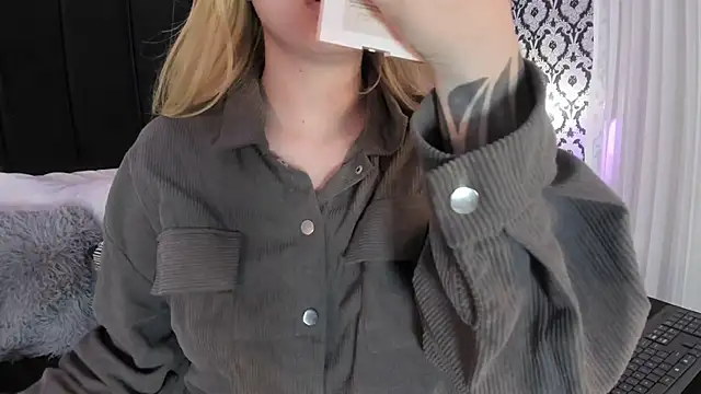 Adeelinee online show from November 19, 2025, 7:47 pm