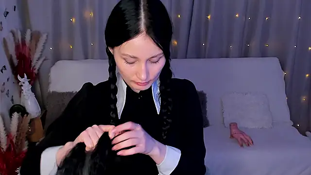 LisaMooore online show from February 13, 2025, 10:43 pm