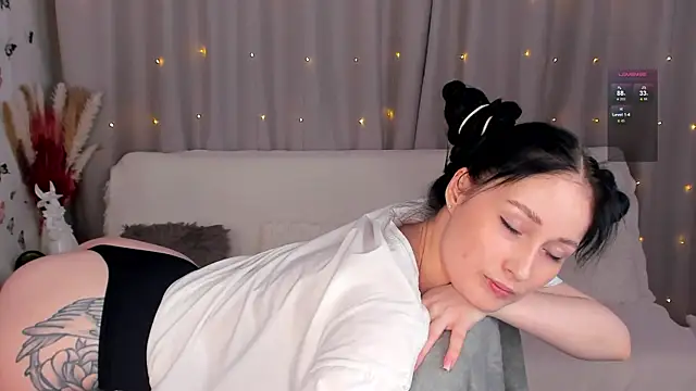 LisaMooore online show from February 15, 2025, 3:28 pm