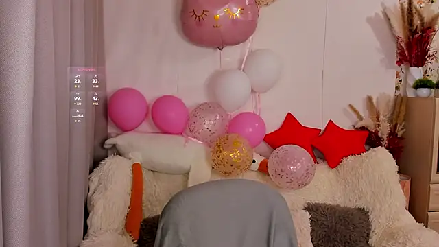 LisaMooore online show from April 19, 2026, 6:10 pm