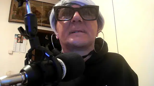 ladonatella online show from February 4, 2025, 9:10 pm