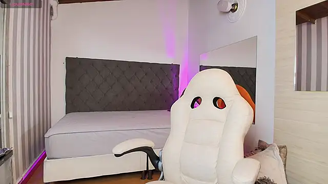 rebeca cortez  online show from February 4, 2025, 3:33 am