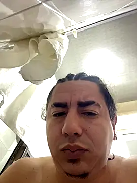 DanielGomez9 online show from September 18, 2025, 1:02 pm