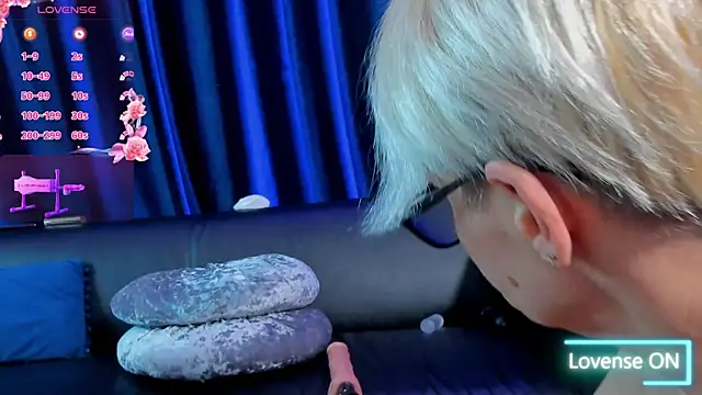 RosaCatalleya online show from October 7, 2025, 5:21 pm