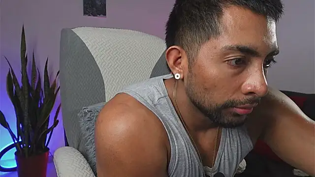 Snapshot of Couple_muscle1 chatting on May 31, 2026, 12:19 am Couple muscle1 online show from May 31, 2026, 12:19 am