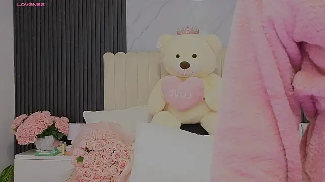Snapshot of Madiee_Rhea chatting on July 22, 2026, 8:33 pm Madiee Rhea online show from July 22, 2026, 8:33 pm
