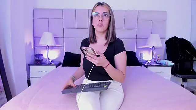 IsisLoveyes  online show from February 5, 2026, 12:04 am