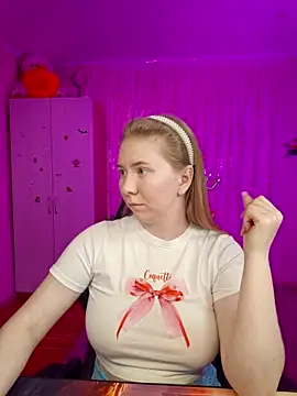 D0nna  online show from April 22, 2026, 7:48 pm