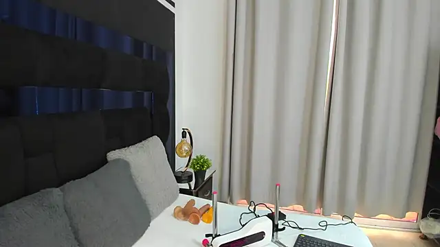 CahitlinBell online show from December 13, 2024, 8:58 pm