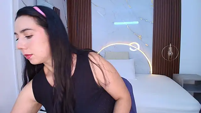 dahianthompson online show from February 25, 2025, 10:07 pm