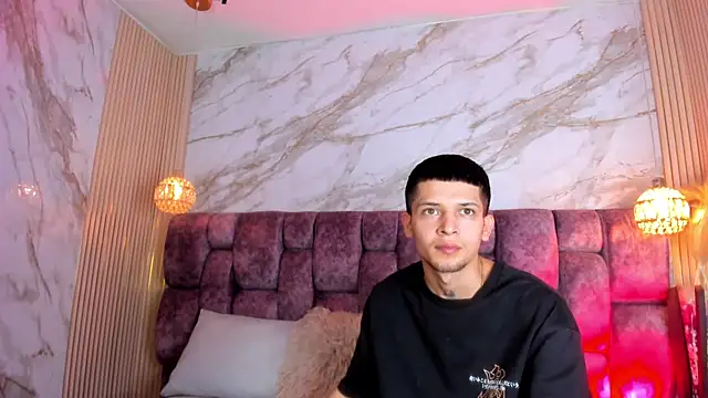 kendalltaylorr online show from April 22, 2026, 2:58 am