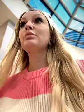 Teya moon  online show from December 3, 2024, 1:43 pm