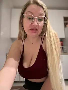 Teya moon  online show from March 8, 2025, 10:45 pm