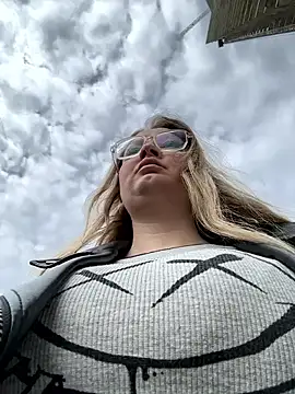 Teya moon  online show from April 21, 2026, 12:33 pm