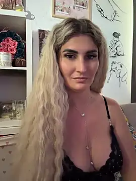 Snapshot of EvelynFrances chatting on July 10, 2026, 1:14 pm EvelynFrances online show from July 10, 2026, 1:14 pm