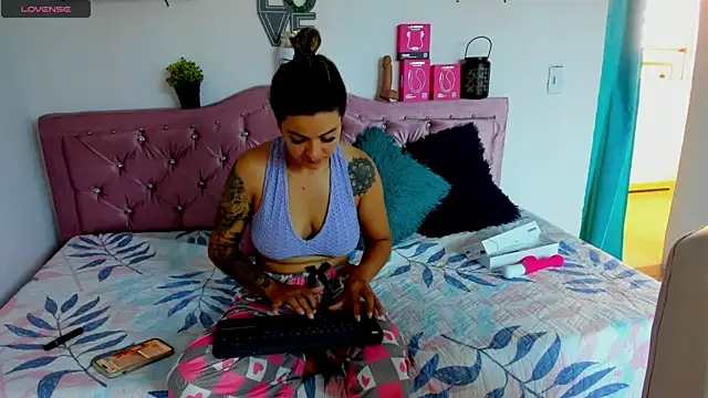 Snapshot of mia_bigtits17 chatting on July 18, 2026, 4:44 pm mia bigtits17 online show from July 18, 2026, 4:44 pm