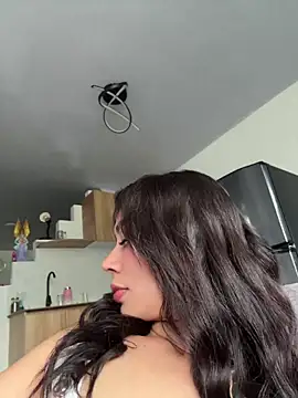 Snapshot of Roxanne_08 chatting on June 25, 2026, 5:28 pm Roxanne 08 online show from June 25, 2026, 5:28 pm