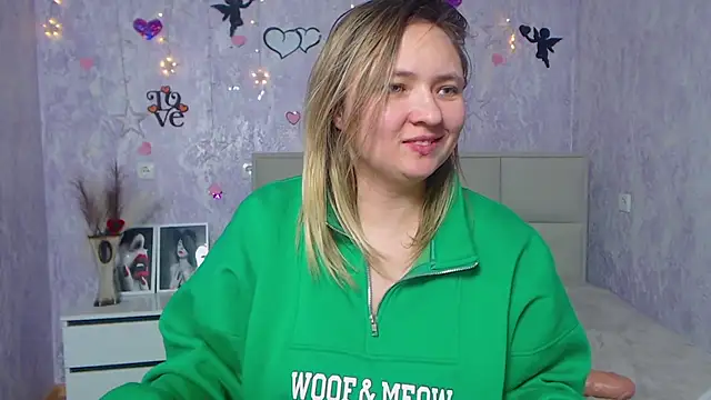 SallyVerda online show from February 25, 2025, 4:03 am