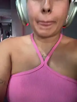 Amber Martins  online show from March 4, 2025, 6:07 pm