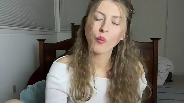 YUMIandbigWOLF online show from November 17, 2025, 11:54 pm