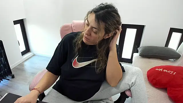 Dyana Kaylinn online show from April 21, 2026, 4:41 am