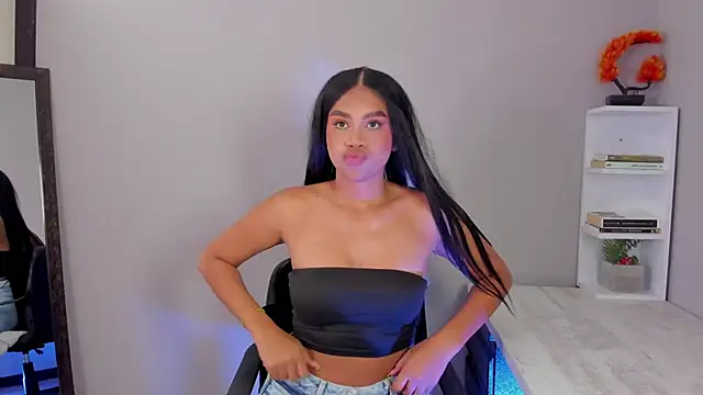 nayah   online show from November 21, 2025, 7:45 pm