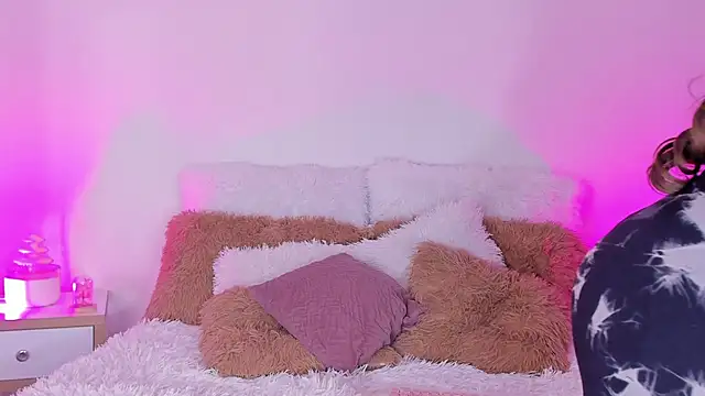 rosemonrooe online show from September 18, 2025, 2:19 pm