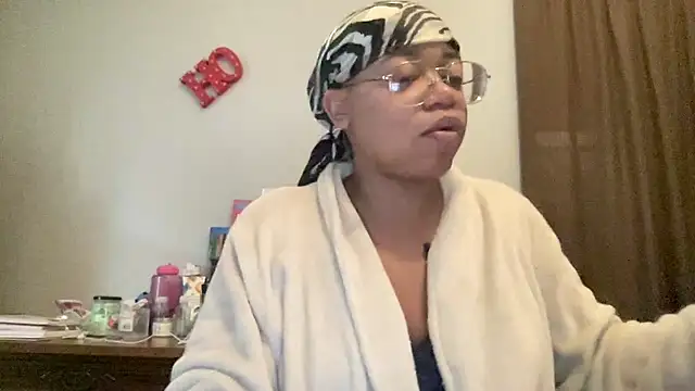 Snapshot of MommyConfident chatting on December 5, 2025, 2:03 pm MommyConfident online show from December 5, 2025, 2:03 pm