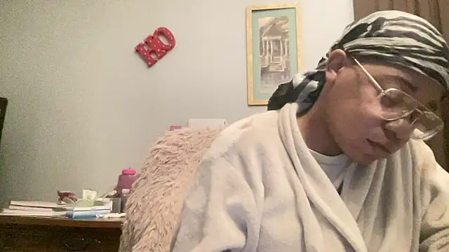 Snapshot of MommyConfident chatting on December 13, 2025, 9:20 pm MommyConfident online show from December 13, 2025, 9:20 pm