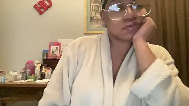 Snapshot of MommyConfident chatting on December 14, 2025, 8:35 pm MommyConfident online show from December 14, 2025, 8:35 pm