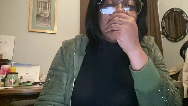 Snapshot of MommyConfident chatting on December 16, 2025, 1:43 am MommyConfident online show from December 16, 2025, 1:43 am