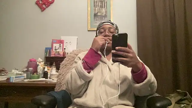 Snapshot of MommyConfident chatting on December 21, 2025, 2:30 am MommyConfident online show from December 21, 2025, 2:30 am