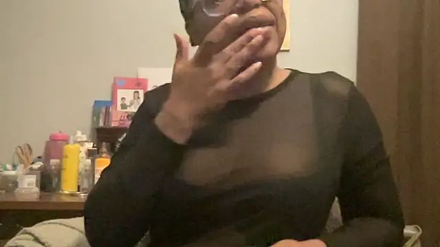 Snapshot of MommyConfident chatting on January 6, 2026, 10:34 pm MommyConfident online show from January 6, 2026, 10:34 pm