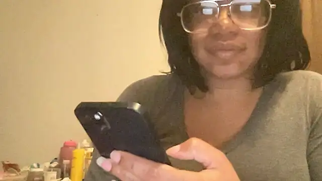 Snapshot of MommyConfident chatting on January 10, 2026, 2:46 am MommyConfident online show from January 10, 2026, 2:46 am