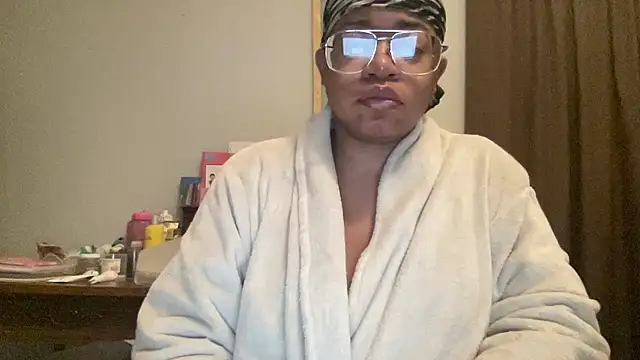 Snapshot of MommyConfident chatting on January 10, 2026, 10:58 pm MommyConfident online show from January 10, 2026, 10:58 pm