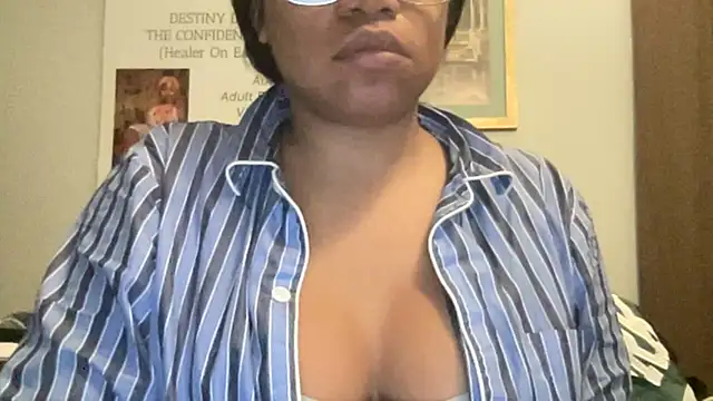 Snapshot of MommyConfident chatting on May 9, 2026, 10:37 pm MommyConfident online show from May 9, 2026, 10:37 pm