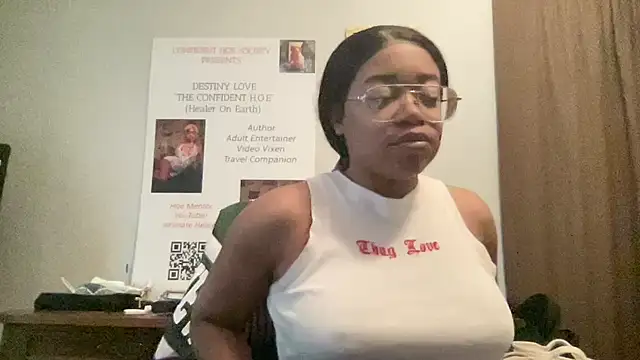 Snapshot of MommyConfident chatting on May 10, 2026, 10:04 pm MommyConfident online show from May 10, 2026, 10:04 pm