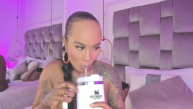 Snapshot of PamelaMendez_ chatting on February 6, 2025, 5:46 am PamelaMendez online show from February 6, 2025, 5:46 am