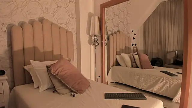 Snapshot of PamelaMendez_ chatting on December 2, 2025, 3:23 am PamelaMendez online show from December 2, 2025, 3:23 am