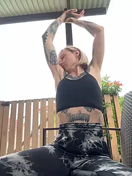 haileyhope  online show from April 15, 2026, 10:44 am