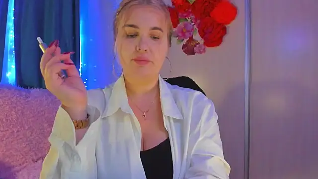 CoraSwon online show from February 4, 2025, 2:53 pm