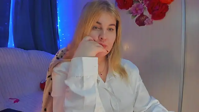 CoraSwon online show from February 11, 2025, 10:28 pm