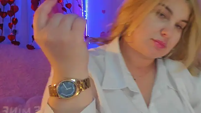 CoraSwon online show from February 14, 2025, 10:25 pm