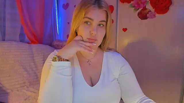 CoraSwon online show from March 4, 2025, 5:56 pm