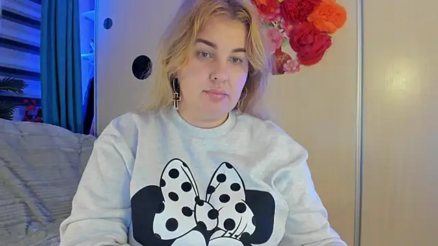 CoraSwon online show from October 28, 2025, 9:17 pm