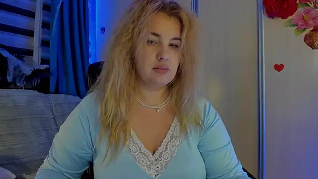 CoraSwon online show from November 8, 2025, 1:28 am