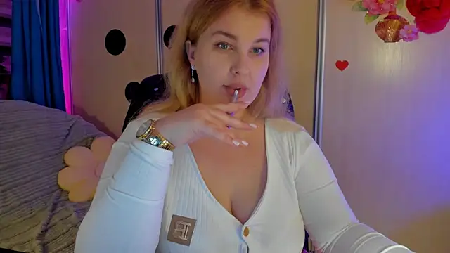 CoraSwon online show from November 27, 2025, 8:44 pm