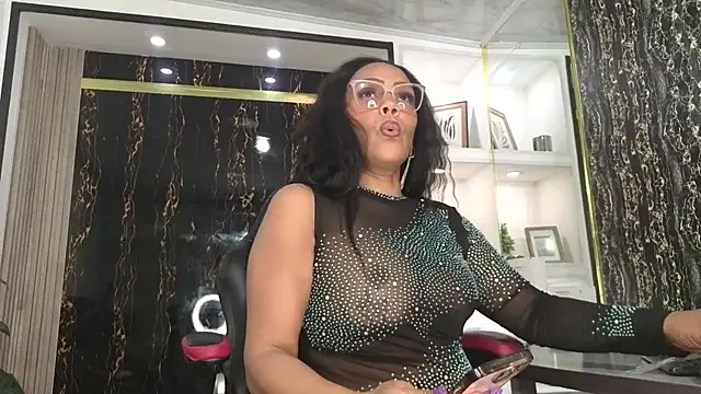 AmberNix online show from November 28, 2025, 1:58 pm