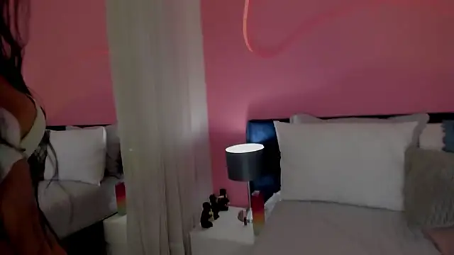 Alaia Manson online show from February 13, 2025, 5:54 pm